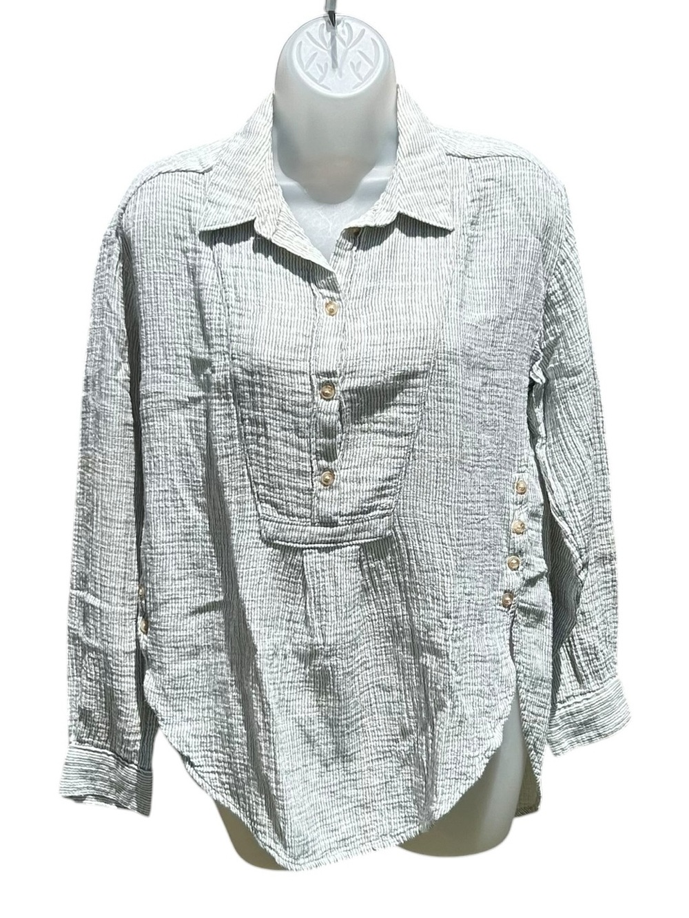 ANTHROPOLOGIE Size S Gray Gauzy Cotton V Neck Side‎ Button Popover Shirt Blouse.